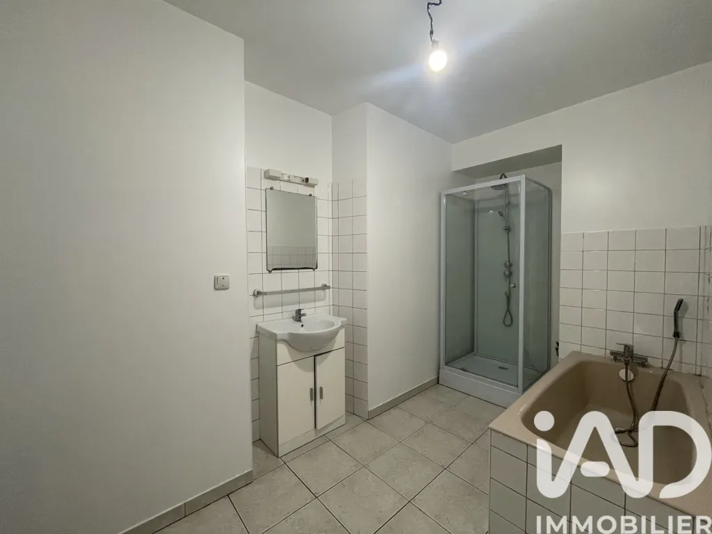Bathrooms - Spacious Flat with Parking in La Roche-Derrien
