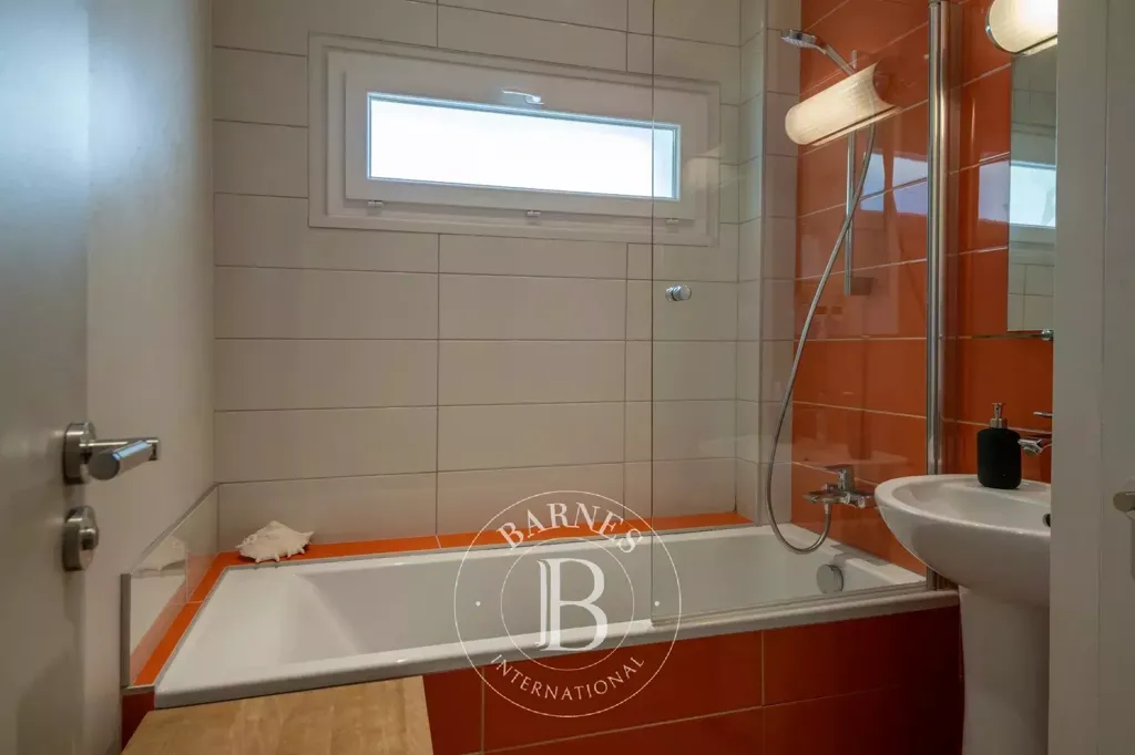 Bathrooms - Luxury Flat with Balcony in Lyon's Point du Jour