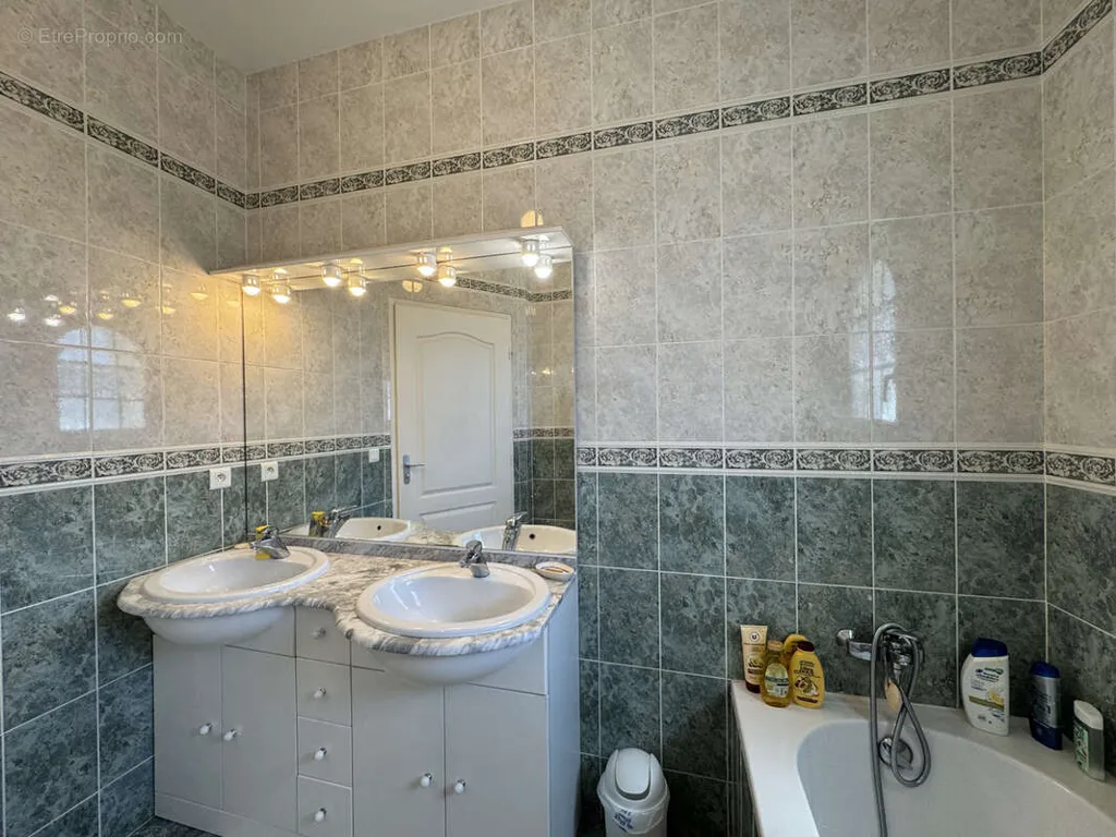 Salles de bain - Villa avec Piscine dans un Secteur Calme à La Grande-Motte