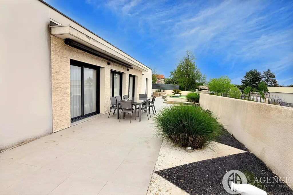 Terrasse - Maison Contemporaine avec Piscine à Chanas