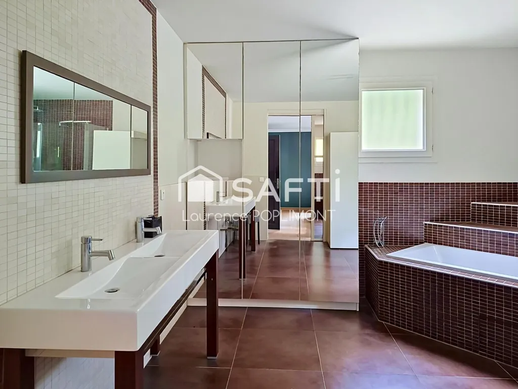 Bathrooms - Family Villa with Pool in Brignoles
