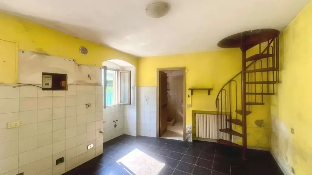 Toad - Semi-detached Villa to Renovate in Massa