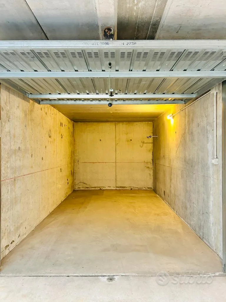 Garage - Single Car Box in Via Jan Palach, Milan