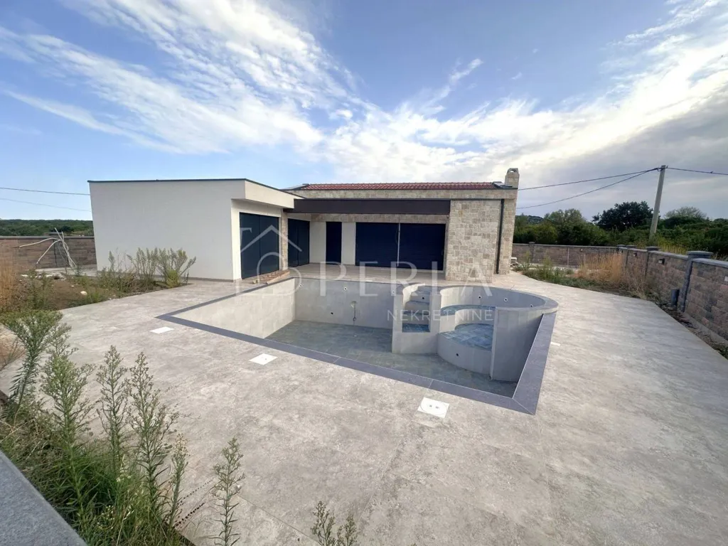 Piscine - Modern Bungalow with Pool in Debeljak, Sukošan