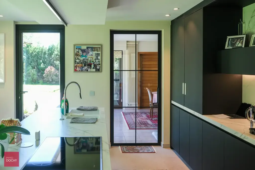 Köök - Spacious Villa with Indoor Pool in Suburb