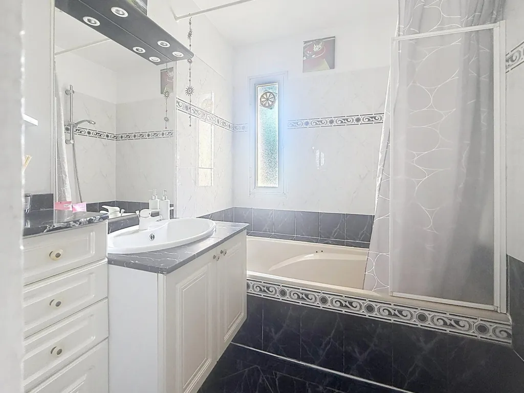 Salles de bain - Maison avec Jardin et Véranda à Ligné