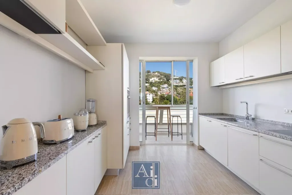 Cuisine - Appartement Traversant avec Vue Panoramique à Cannes