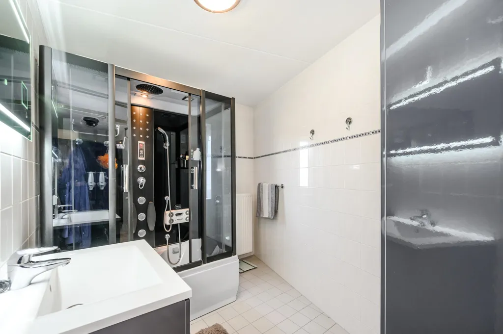 Salles de bain - Furnished Apartment with Balcony in Almere Buiten