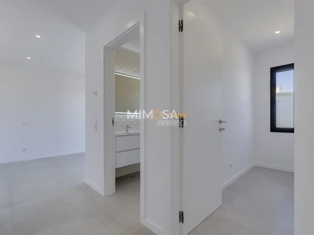 Esik - Contemporary Villa with Pool in Mexilhoeira Grande