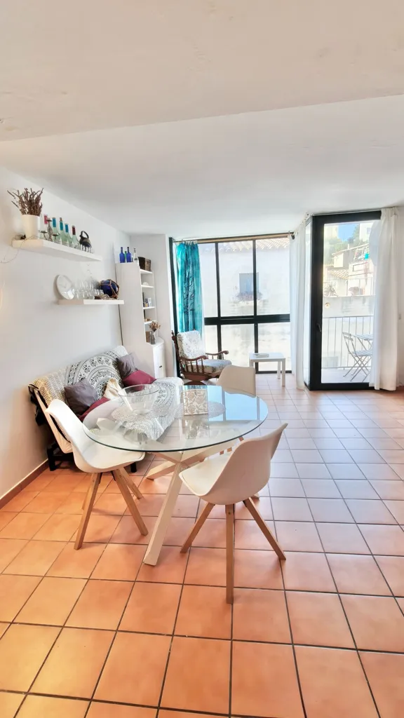 Elutuba - Modern Flat with Sea View in L'Escala