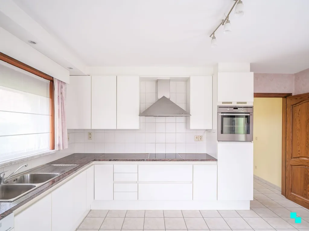 Kitchen - Spacious Villa in Quiet Residential Area