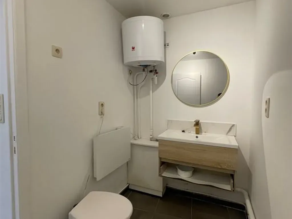 Badezimmer - Renovated 1-Bedroom Apartment in Quaregnon
