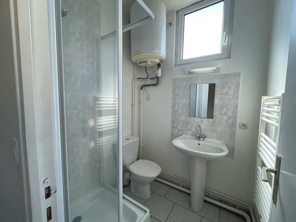 Salles de bain - Studio avec Cuisine à Reims, Secteur Carteret