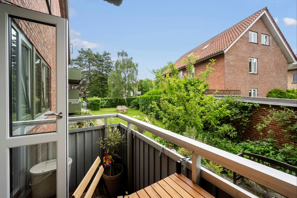 Balcon - Charming 3-Bedroom Flat with Balcony in Ordrup