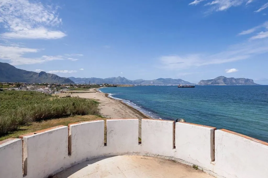 Terrasse - Beachfront Villa with Historic Character in Palermo