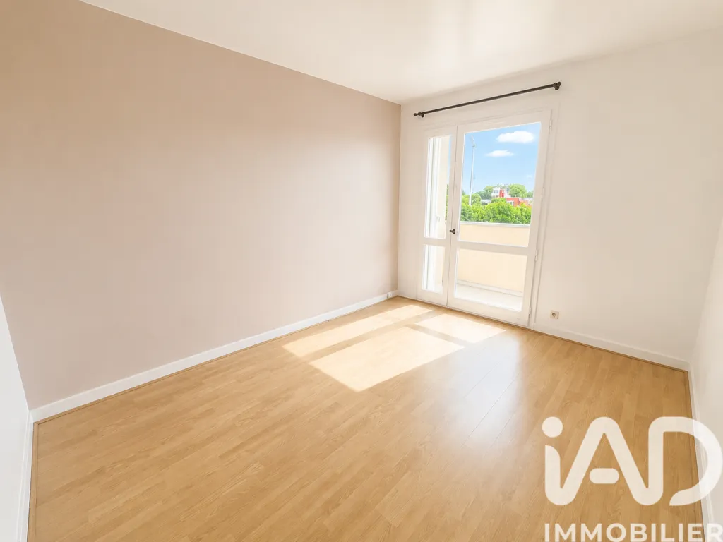Stanze - 3-Bedroom Apartment with Balcony in Eaubonne