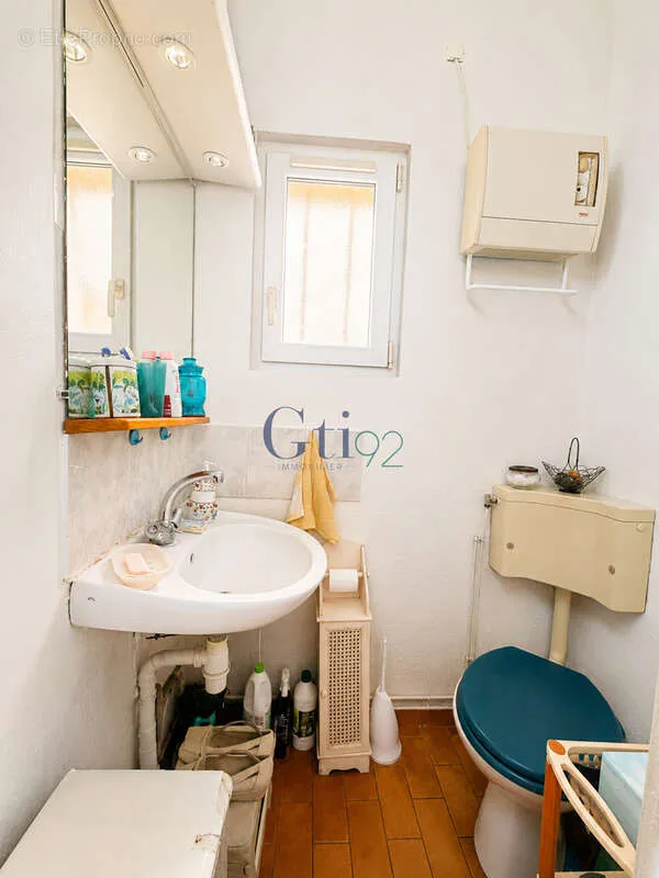 Bathrooms - Studio in Green Setting near Clamart Wood