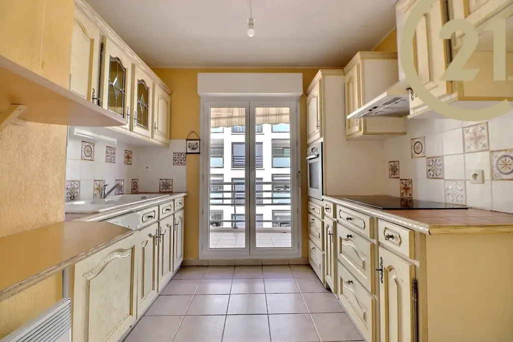 Köök - City Centre Apartment with Terrace in Saint-Raphaël