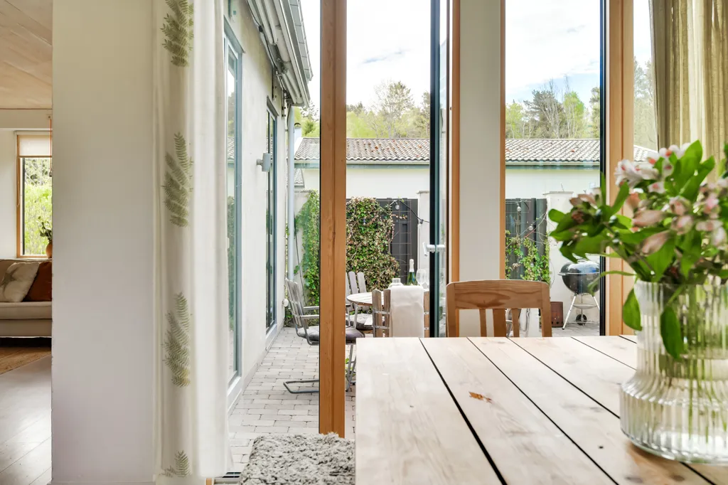 Söögituba - Charming Villa with Garden in Västerhejde