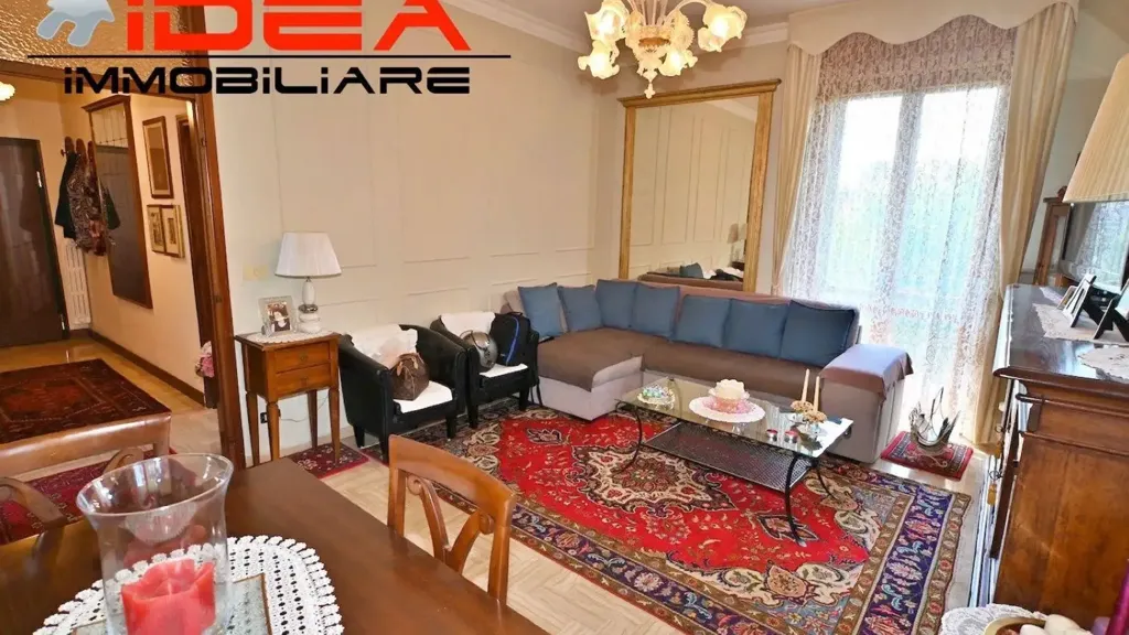 Living Room - Five-Bedroom Apartment with Balcony in Modena