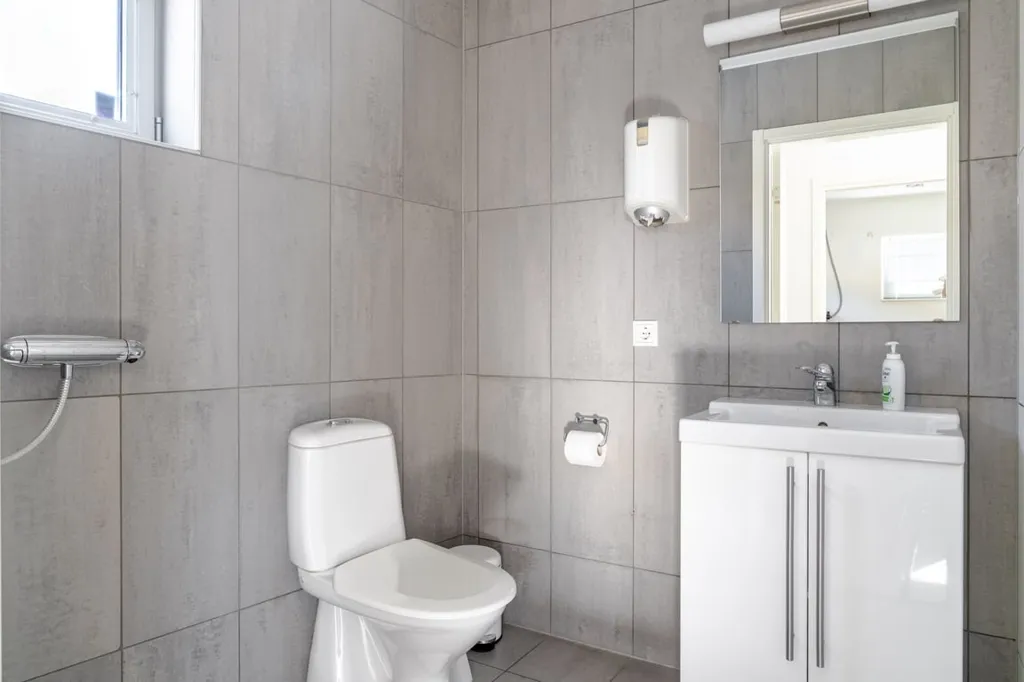 Salles de bain - Corner 1½-Floor Villa with Light Plan in Attractive Location