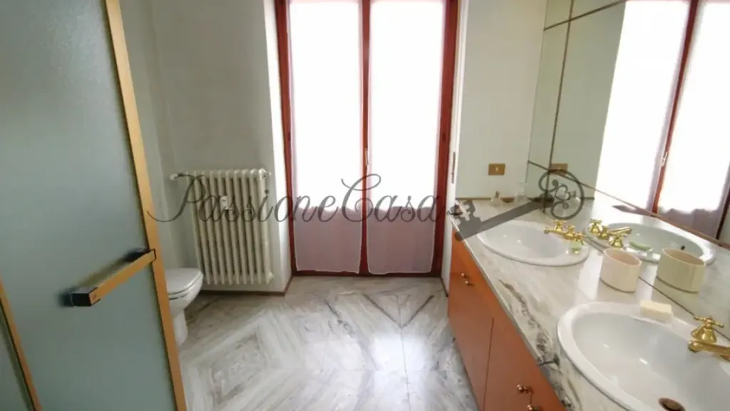Vannitoad - Triplex with Triple Exposure in Vigevano Centre