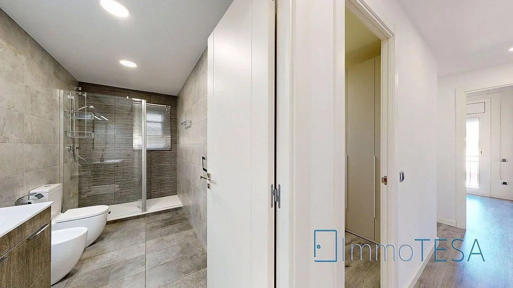 Salles de bain - Apartment with Balcony in Parc d’Europa