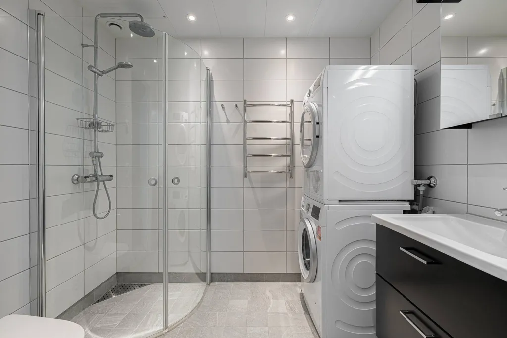 Salles de bain - Modern Flat with Balcony in Eskilstuna