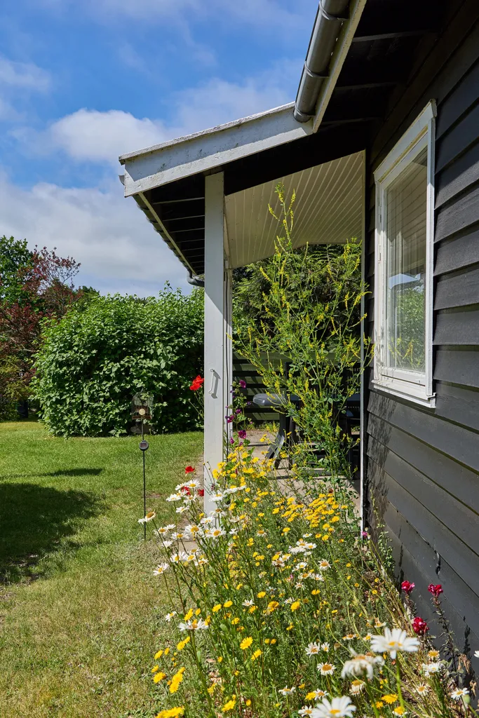 Garden - Well-Maintained Summerhouse with Garden in Rågeleje