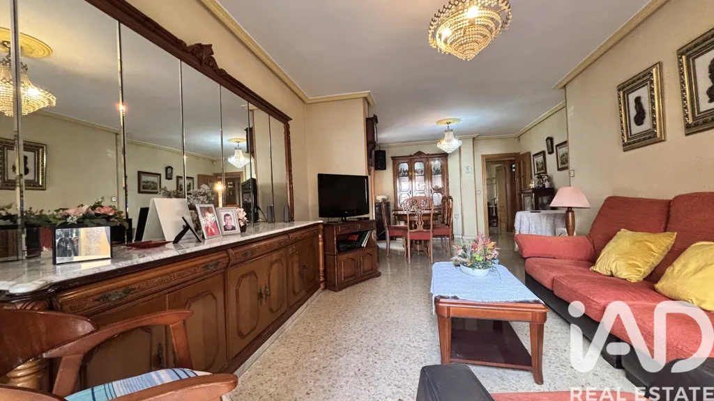 Elutuba - Alicante Apartment with Potential for Division