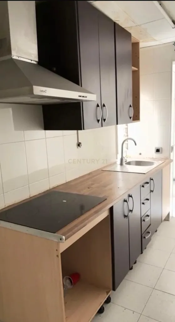 Cuisine - Apartment with Balcony for Renovation in Centre