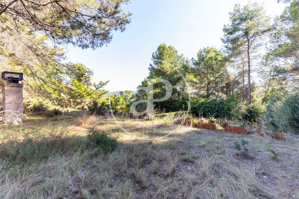 Jardin - Urban Plot with Elevated Views in Bellaterra