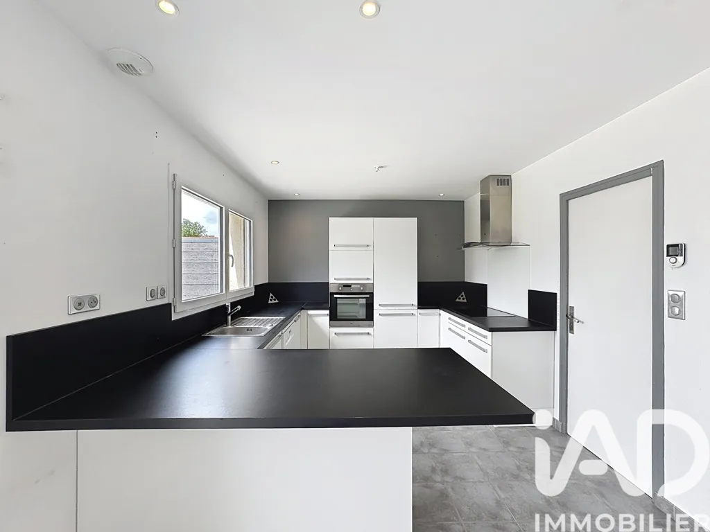Cucina - Contemporary House with Garage in Gosné