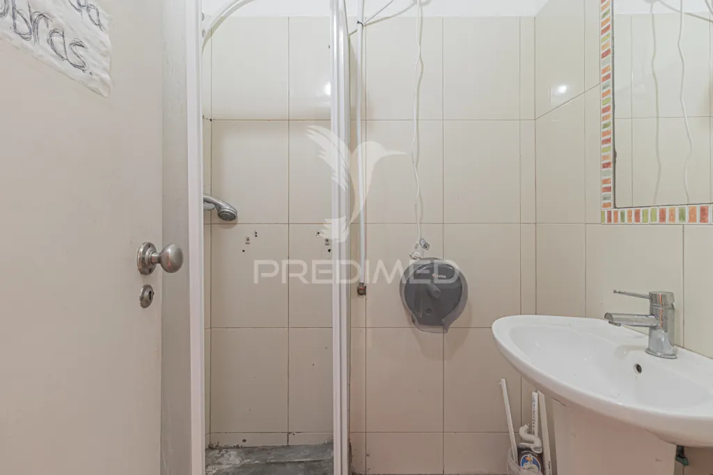 Salles de bain - Versatile Shop with Strategic Location in Laranjeiro