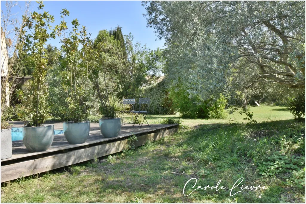 Jardin - Maison avec Piscine et Terrain de 2000 m²