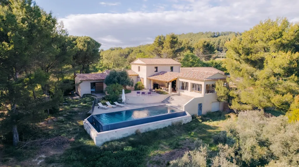 Vue aérienne - Domaine Viticole Bio avec Piscine au Cœur de l'AOP Ventoux
