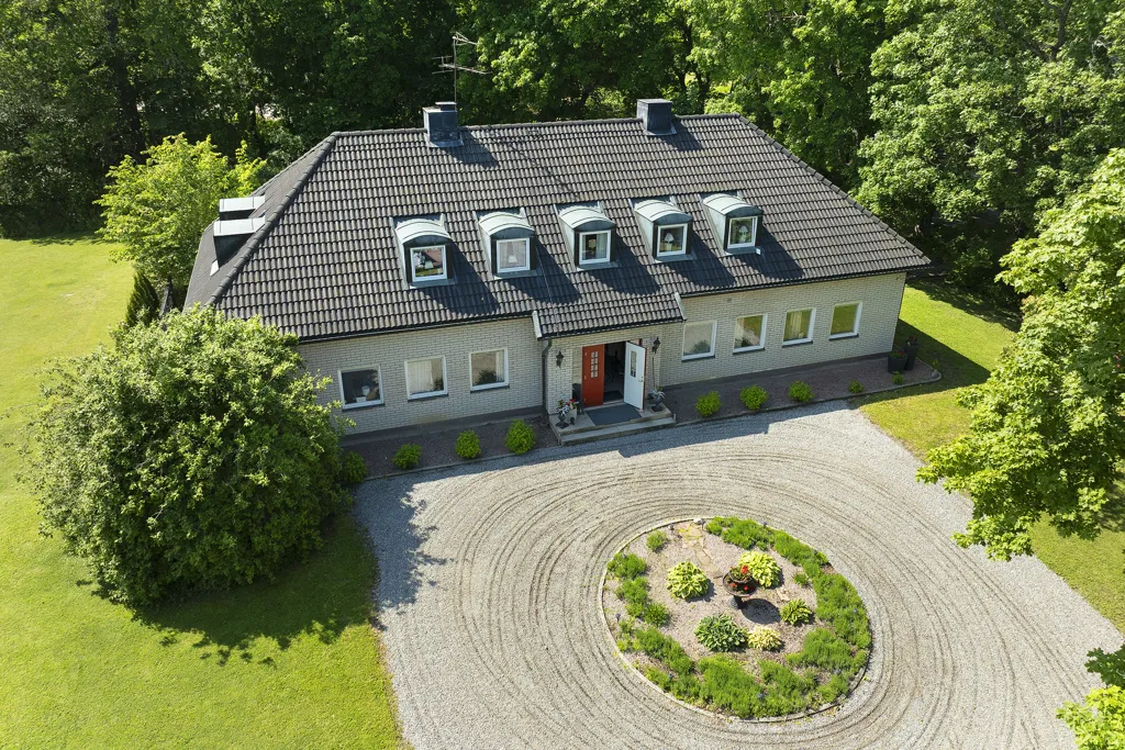 Õhuvaade - Equestrian Estate with Stables in Kolbäck