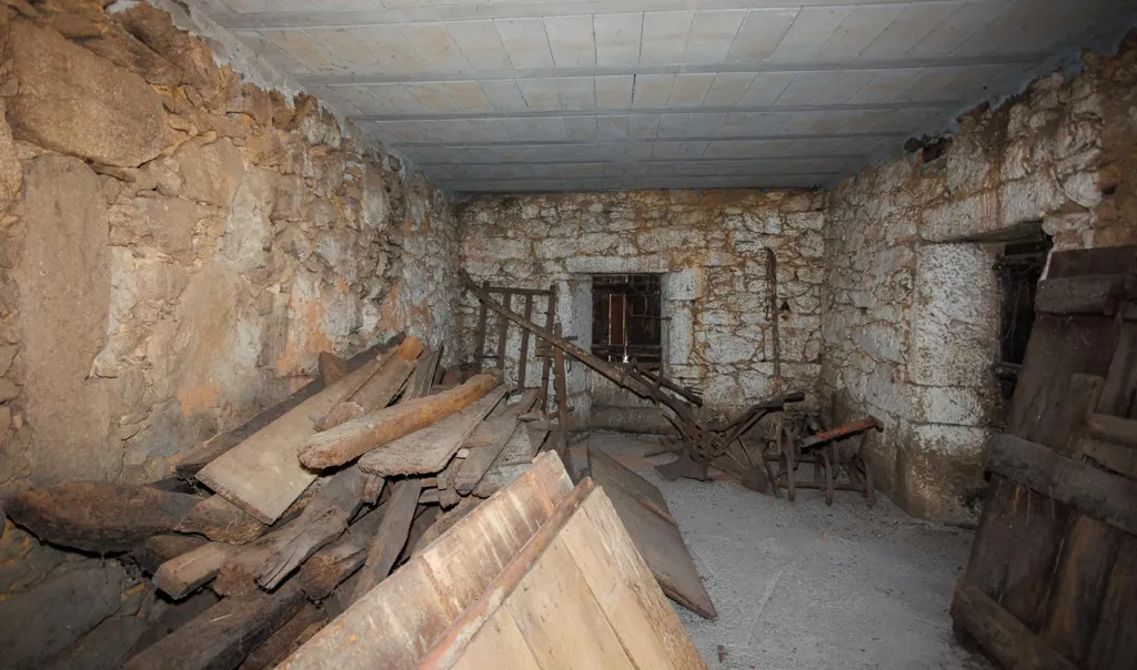 Stanze - Restoration Opportunity with Forest in Silleda