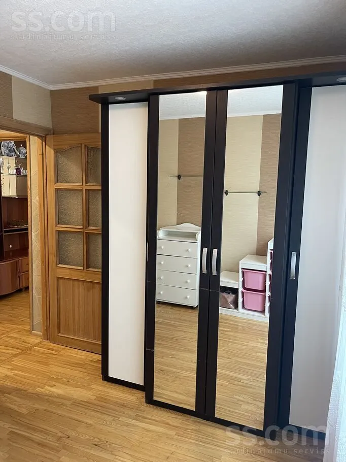 Rooms - 3-Bedroom Flat with Balcony in Riga
