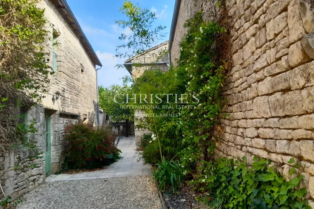 Giardino - Historic Manor with Courtyard in Tusson, Charente