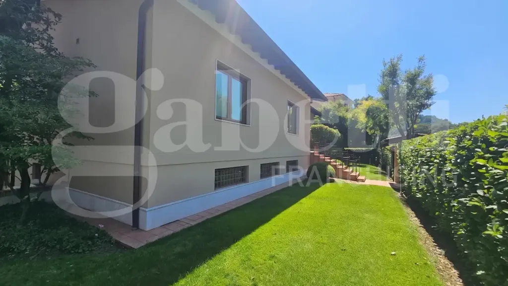 Jardin - Classical Villa with Garden in Brescia