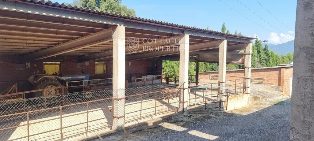 Aed - Historic Farmhouse with Renovation Potential in Serinyà