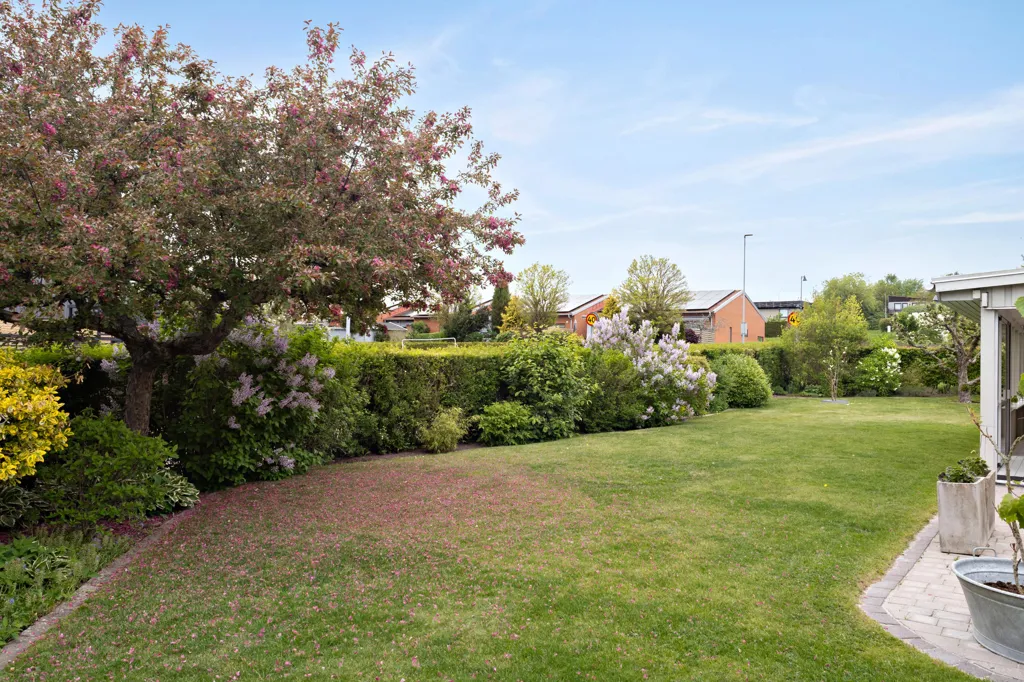 Aed - Corner Plot Villa with Garden in Västerdala