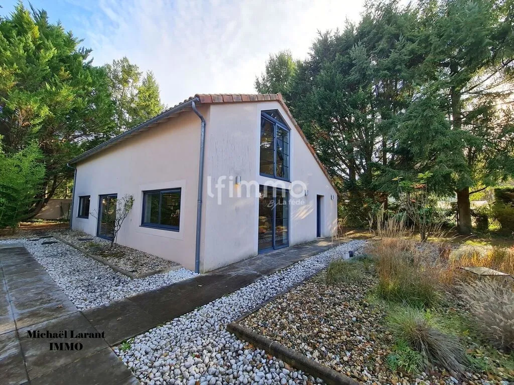 Välivaade - Renovated House with Pool near Lencloître