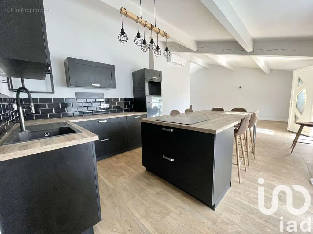Cuisine - Villa avec Piscine et Jardin à Mirepeisset