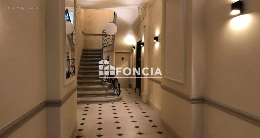 Entrée - Appartement T3 dans Ancien Hôtel Particulier à Paris