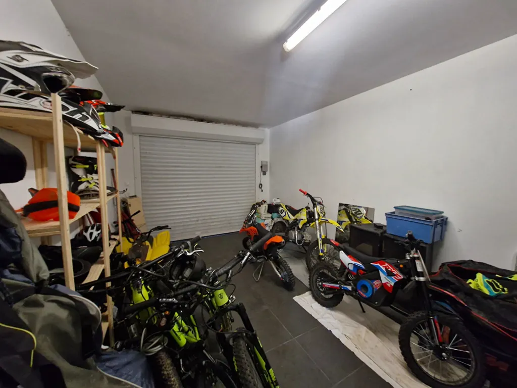 Garage - Maison Contemporaine avec Jardin à Aizenay