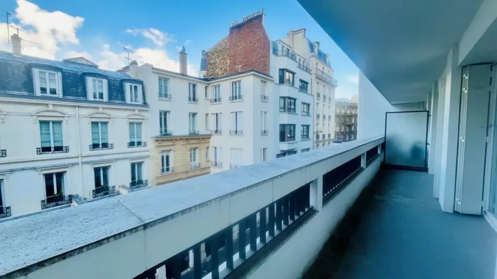 Balcon - Appartement 4 Pièces à Rénover avec Balcons à Paris 16