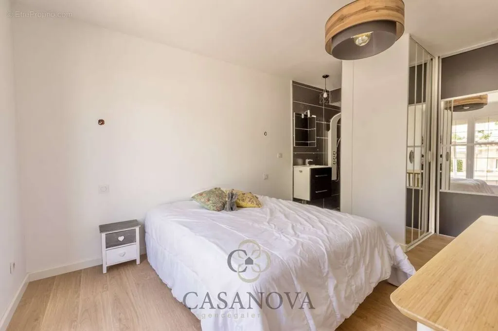 Bedrooms - Villa with Pool and Jacuzzi in Residential Area
