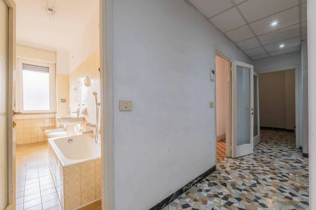 Bathrooms - Luxury Flat to be Restructured in Milan